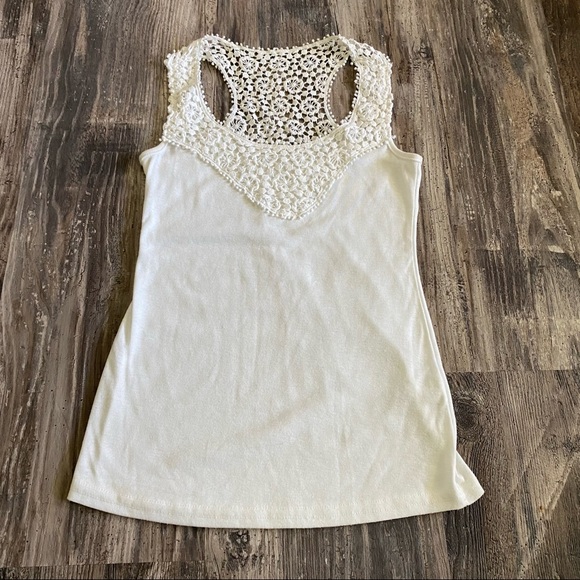 White top with details - Picture 1 of 7